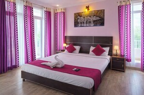 Desk, laptop workspace, soundproofing, bed sheets - Hotel Jungle Castle Resort Corbett (Ramnagar)