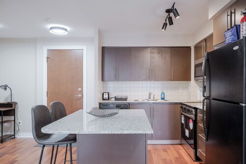 Luxurious 2Bedroom 1Bath Condo Walk to Square One Mall YYZToronto Pearson 1 pkng