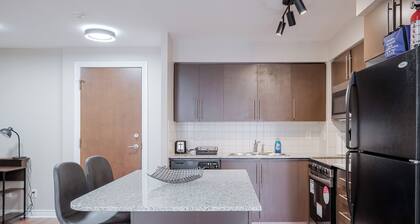 Luxurious 2Bedroom 1Bath Condo Walk to Square One Mall YYZToronto Pearson 1 pkng