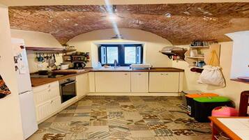 Een koelkast, een oven, een kookplaat, een vaatwasser