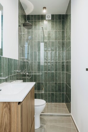 Camera doppia | Bagno | Doccia, asciugacapelli, pantofole, asciugamani