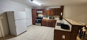 冰箱、微波炉、烤箱、炉灶