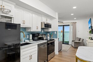 Een koelkast, een magnetron, een oven, een kookplaat