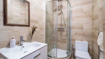 Haartrockner, Handtücher, Seife, Toilettenpapier