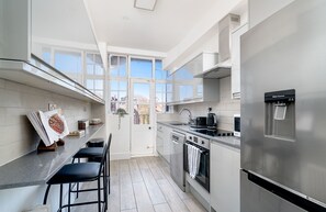 Private kitchen - Spacious 4-bedroom apartment in Central London (London)