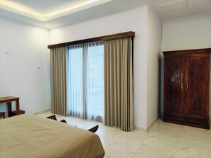 Blackout drapes, soundproofing, free WiFi