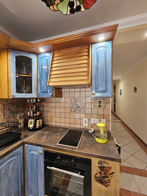 Refrigerador, microondas, horno, placa de cocina