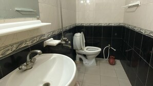 A bathroom with a sink, toilet, and shower. - Luxury Guest House (Islamabad)