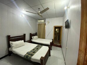 Twin Room | Free WiFi - Luxury Guest House (Islamabad)