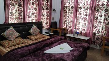 Escritorio, espacio para trabajar con laptop y wifi gratis