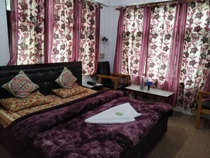 Quarto básico, vista para a montanha | Escrivaninha, espaço de trabalho para notebook, Wi-Fi de cortesia
