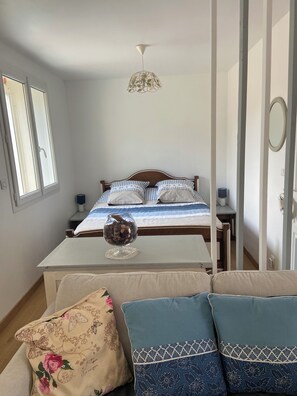 Bügeleisen/Bügelbrett, Reisekinderbett, kostenloses WLAN, Bettwäsche