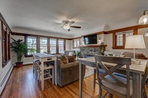 Smart TV, fireplace