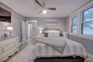 5 Schlafzimmer, Schreibtisch, Bügeleisen/Bügelbrett, Reisekinderbett