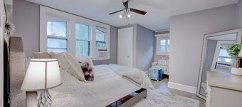 The Bayview Bungalow!: 5 Mins to Downtown