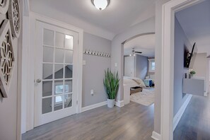 5 habitaciones, escritorio y tabla de planchar con plancha