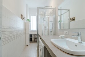 Dusj, hårføner, bidé og håndklær