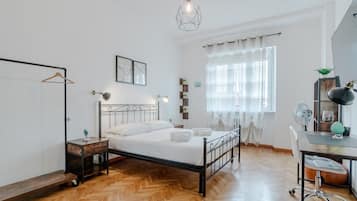 2 bedrooms, desk, iron/ironing board, WiFi