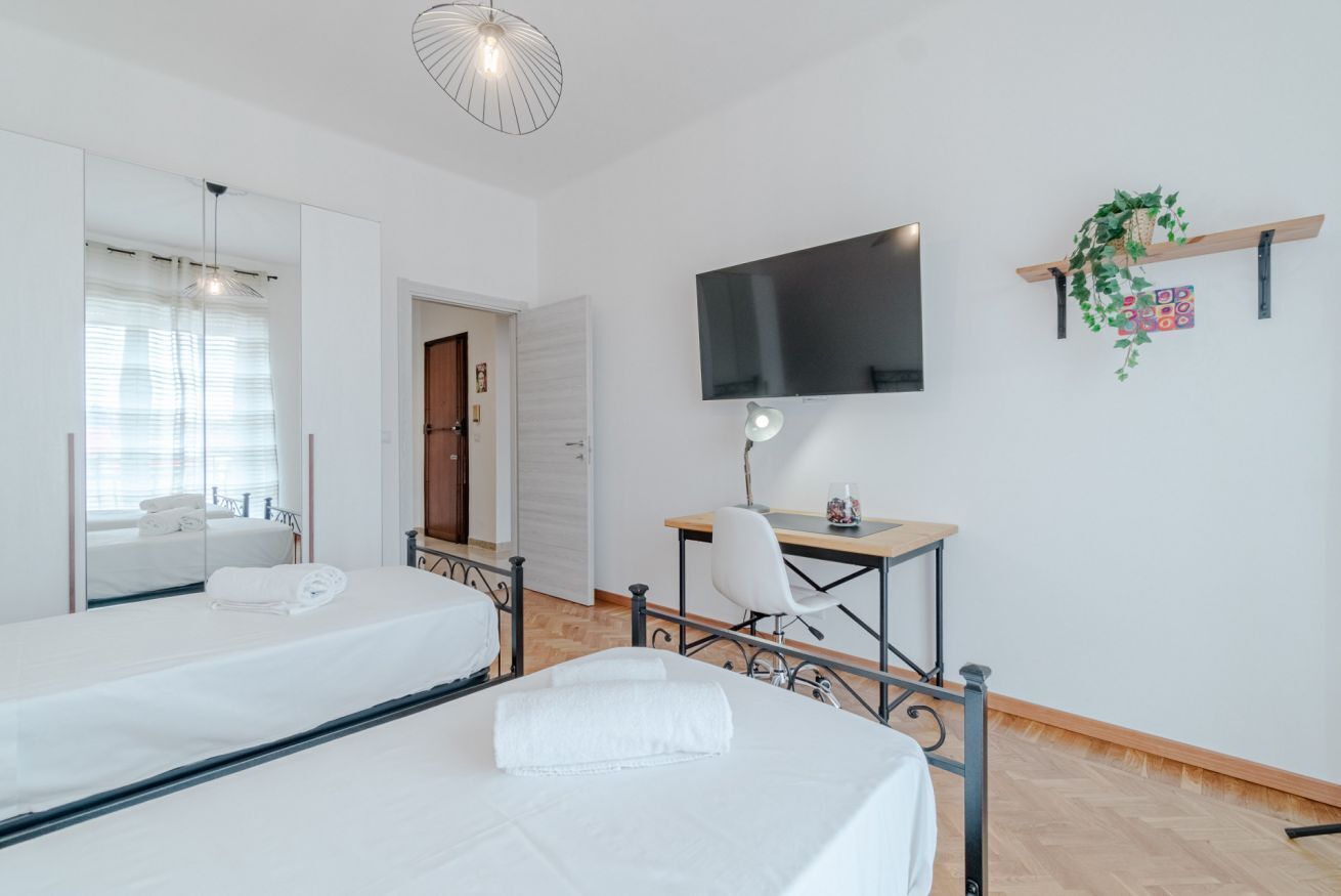 2 soverom, skrivebord, strykejern/-brett og wi-fi