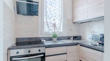 Kühlschrank, Mikrowelle, Ofen, Herdplatte