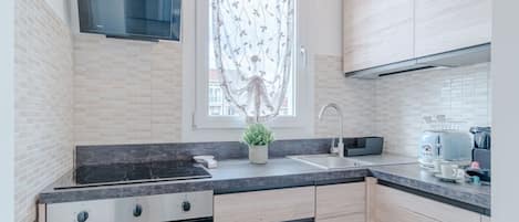 Fridge, microwave, oven, stovetop