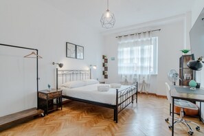 2 soverom, skrivebord, strykejern/-brett og wi-fi