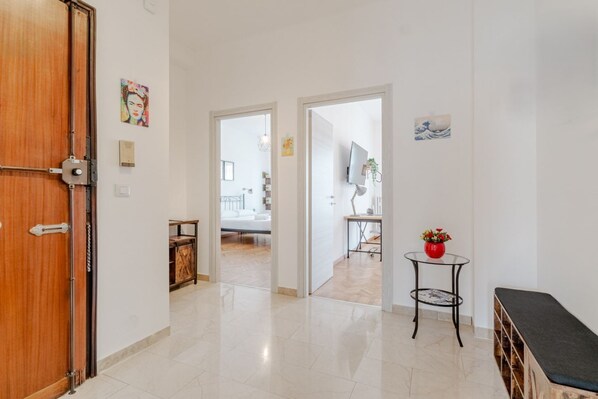 2 bedrooms, desk, iron/ironing board, WiFi