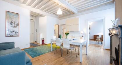 GuestHost- Elegant & Bright Flat in Parma Center