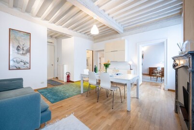 GuestHost- Elegant & Bright Flat in Parma Center