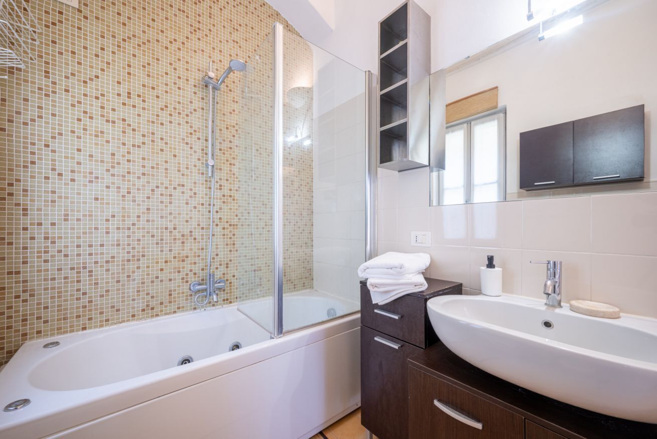 Haartrockner, Bidet, Handtücher, Toilettenpapier
