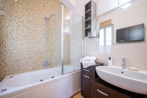 Haartrockner, Bidet, Handtücher, Toilettenpapier