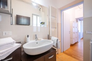 Hårføner, bidé, håndklær og toalettpapir