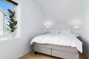 2 bedrooms, internet, bed sheets