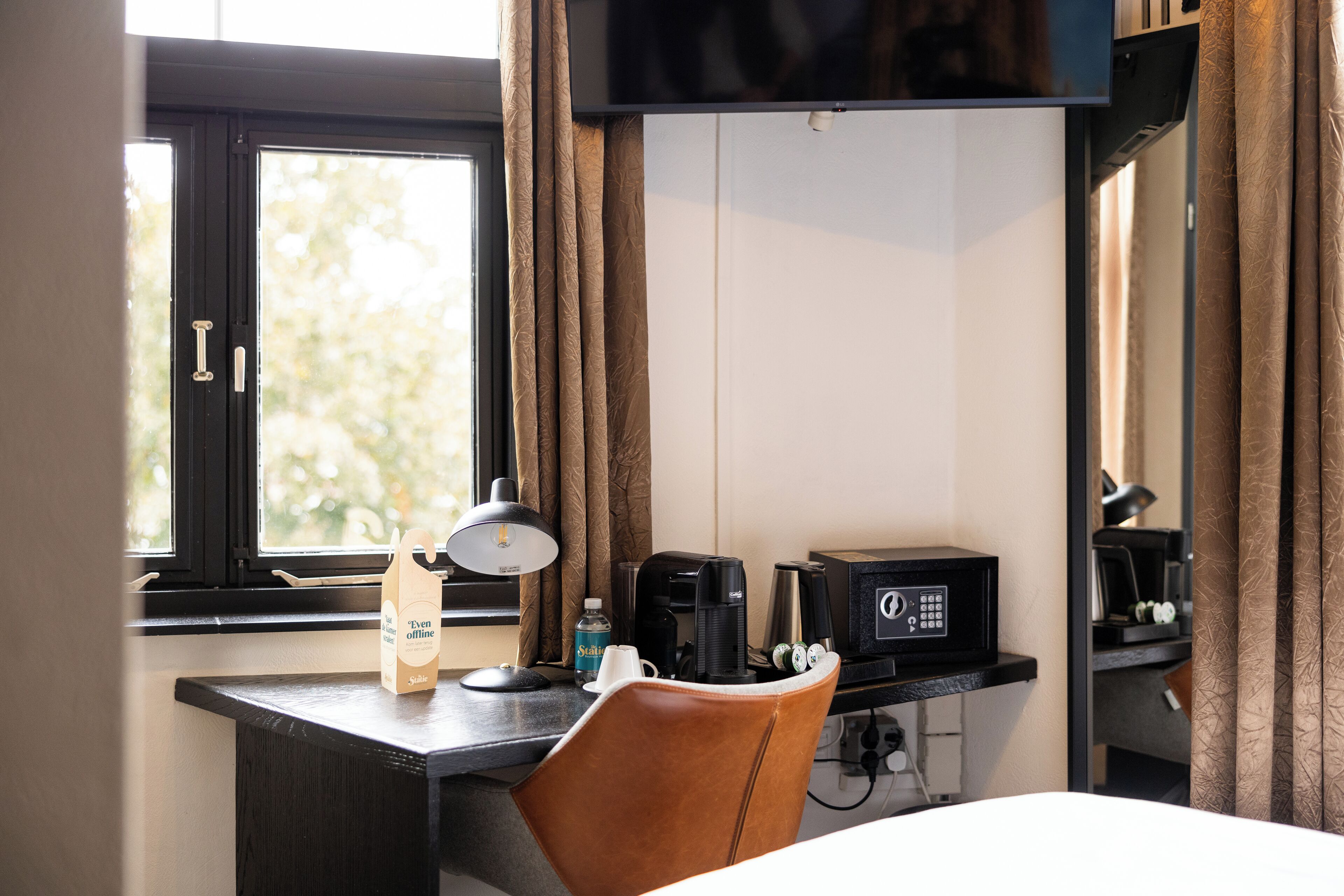 Desk, laptop workspace, free WiFi