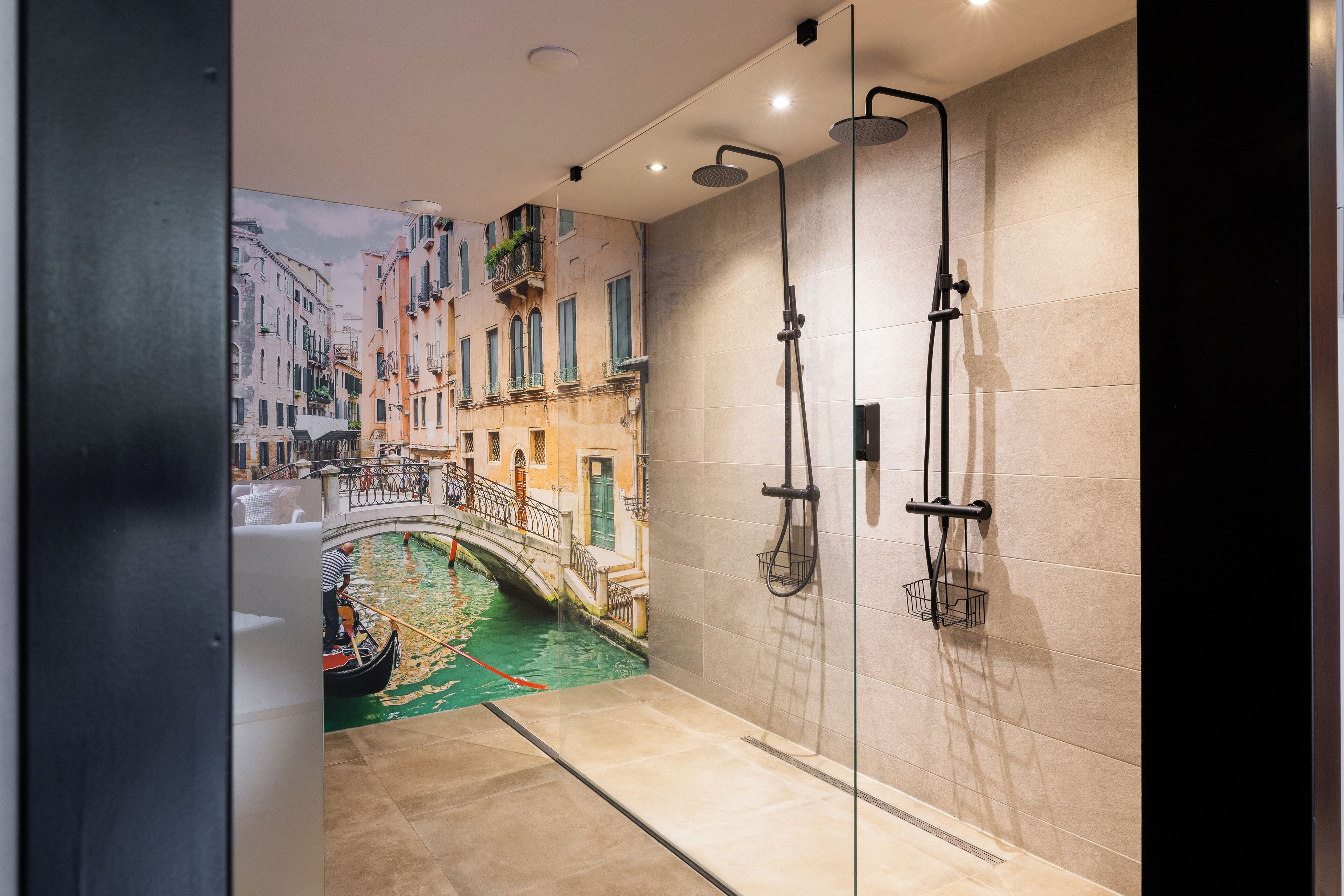 Suite | Bathroom | Shower, towels, soap, shampoo