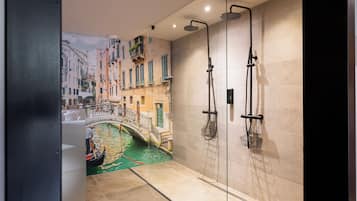Suite | Bathroom | Shower, towels, soap, shampoo
