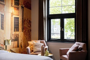 Suite | Skrivebord, skrivebord for bærbar PC og wi-fi (inkludert)