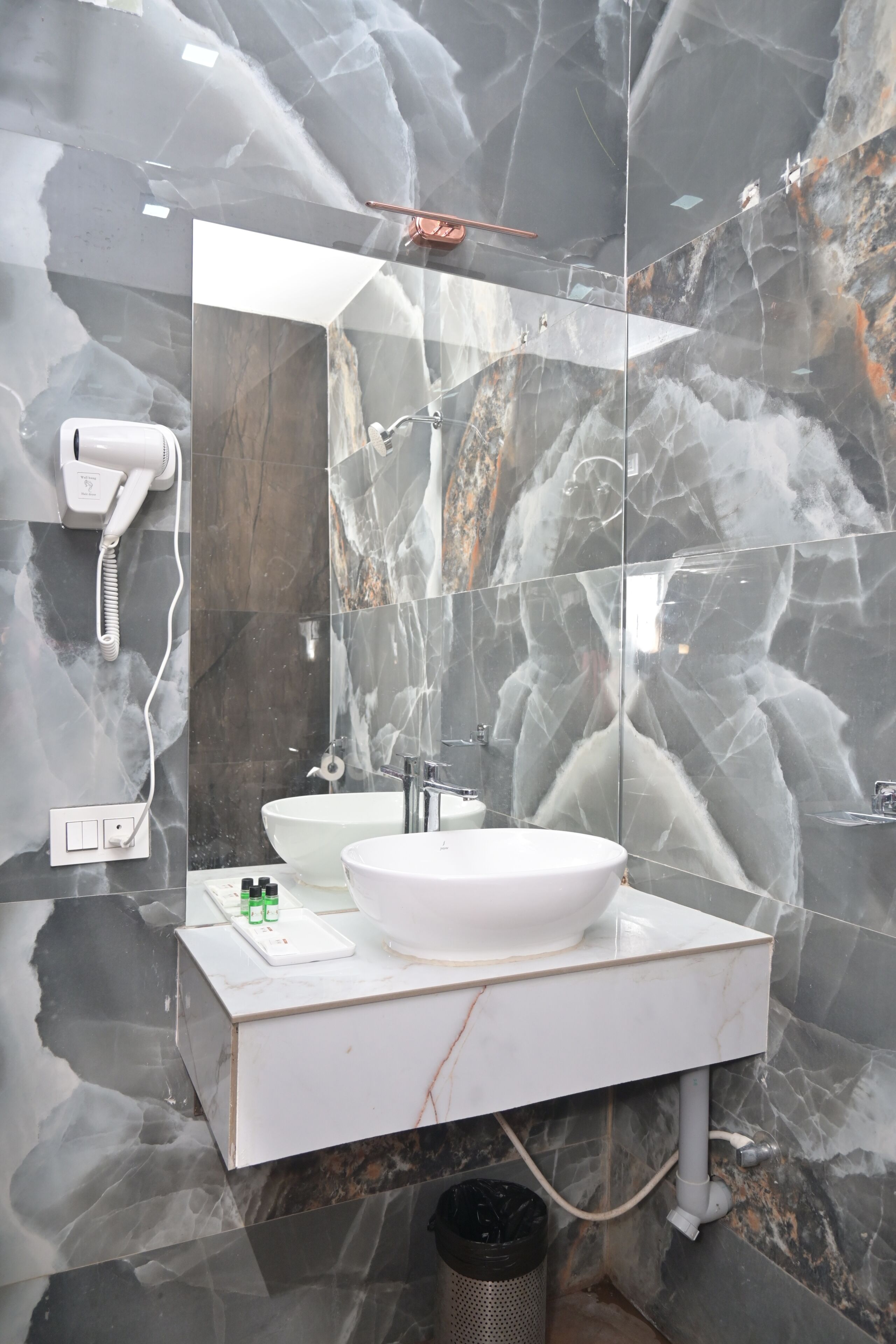 Classic Room | Bathroom | Free toiletries, towels, soap, shampoo