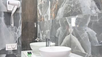 Classic Room | Bathroom | Free toiletries, towels, soap, shampoo