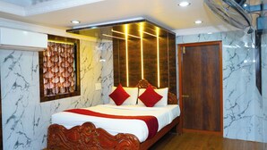 Quarto com cama de madeira, espelho, ventoinha no teto e porta.