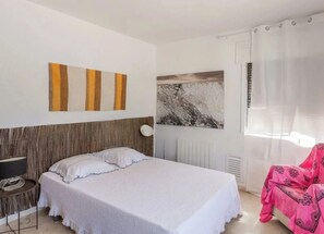 4 bedrooms, desk, iron/ironing board, travel cot