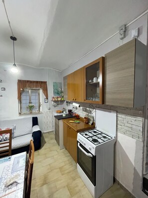 Fridge, oven, stovetop, coffee/tea maker