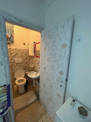 Dusj, hårføner, bidé og håndklær