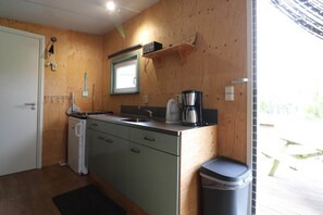 Kylskåp, mikrovågsugn, spishäll och kaffe- och tebryggare