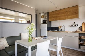 Réfrigérateur, micro-ondes, plaque de cuisson, cafetière/bouilloire