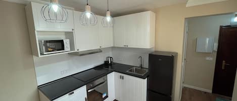 Een koelkast, een microgolfoven, een oven, een kookplaat