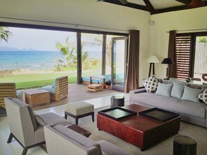 Smart-TV, DVD-Player, Bücher, Musikbibliothek