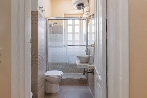 Een douche, een haardroger, een bidet, handdoeken