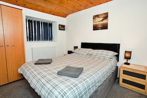 4 bedrooms, iron/ironing board, free WiFi - Bungalow in Mainsforth with Games Room (Mainsforth)