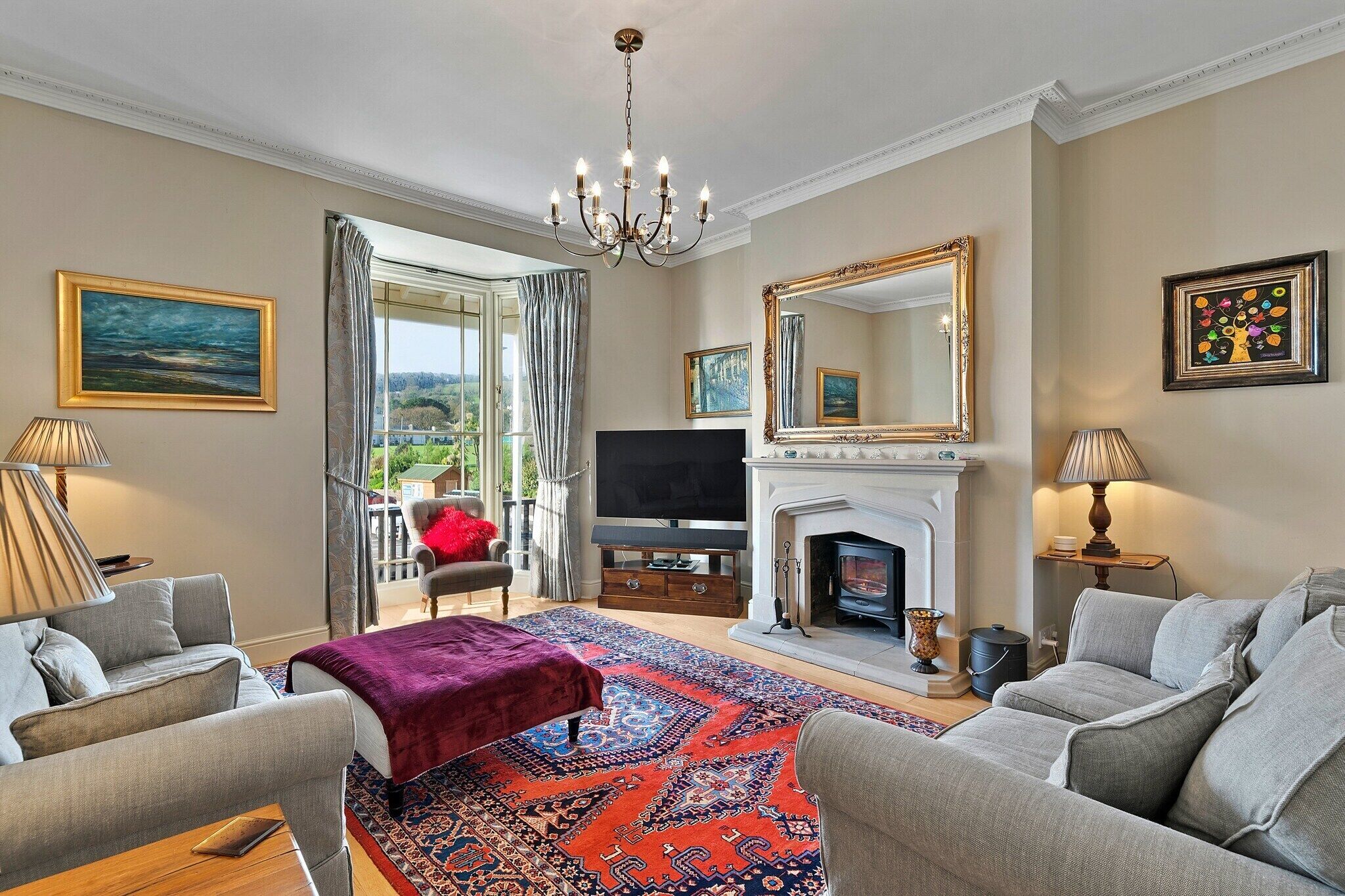 Smart TV, fireplace